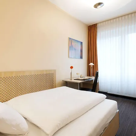 Nh West Hotell 4*